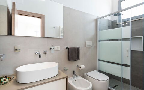 Il Palmeto: Salle De Bains, Luminaire Plomberie, Design Intérieur, Sol, Évier, Mur, Lavabo, Sol, Toilette, Robinet