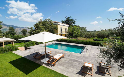 Villa Alcantara: Piscine, Domicile, Jardin, Biens, Pelouse, Recours, Aménagement Paysager, Ferme, Arrière-Cour, Cour
