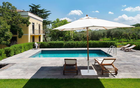 Villa Alcantara: Piscine, Parapluie, Mobilier De Jardin, Recours, Meubles, Ombre, Jardin, Chaise, Pelouse, Biens