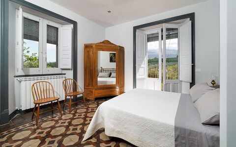 Villa Alcantara: Meubles, Chambre, Design Intérieur, Lit, Sol, Literie, Drap De Lit, Sol, Plafond, Pièce