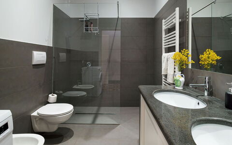 Villa Alcantara: Salle De Bains, Design Intérieur, Luminaire Plomberie, Sol, Mur, Sol, Évier, Toilette, Lavabo, Siège De Toilette