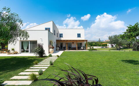 Villa Orangella: Domicile, Maison, Zone Résidentielle, Lot Terre, Pelouse, Biens, Ombre, Jardin, Cour