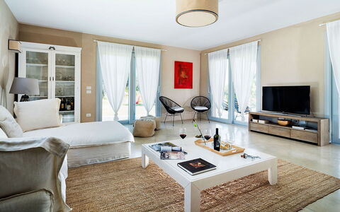 Villa Orangella: Meubles, Design Intérieur, Sol, Sol, Canapé, Pièce, Salon, Bois, Plafond, Table