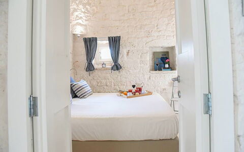 Trulli Martina: Mur, Design Intérieur, Chambre, Textile, Meubles, Lit, Pièce, Sol, Sol, Domicile
