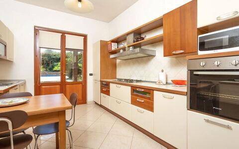 Villa Acquamarina: Cuisine, Comptoir, Appareil De Cuisine, Bois, Cabinetry, Sol, Principaux Appliance, Design Intérieur, Meubles, Domicile