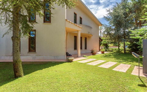 Villa Acquamarina: Bâtiment, Domicile, Zone Résidentielle, Maison, Architecture, Arbuste, Pelouse, Porte, Jardin, Biens
