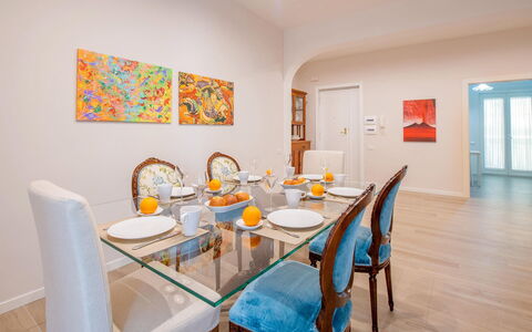 Apartment Bud: Meubles, Design Intérieur, Sol, Bois, Salle À Manger, Sol, Table, Table Cuisine Et Salle A Manger, Plafond, Chaise