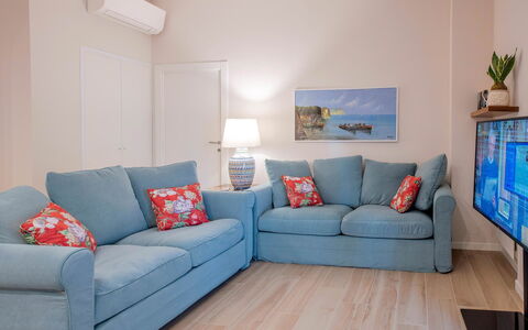 Apartment Bud: Meubles, Canapé, Design Intérieur, Sol, Sol, Pièce, Salon, Appartement, Textile, Throw Pillow