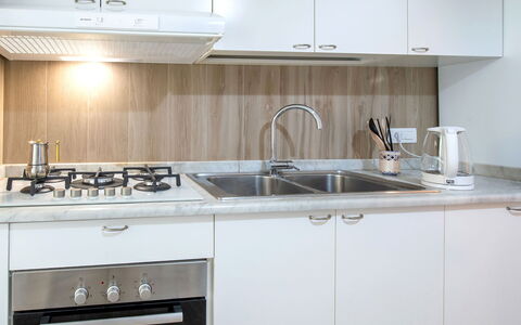 Apartment Bud: Cuisine, Appareil De Cuisine, Comptoir, Principaux Appliance, Cabinetry, Design Intérieur, Bois, Evier, Cuisinière, Le Fourneau