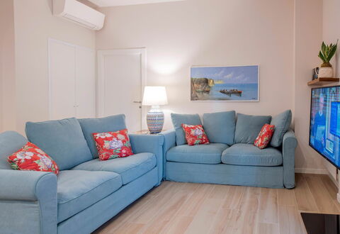 Apartment Bud: Meubles, Canapé, Design Intérieur, Sol, Sol, Pièce, Salon, Appartement, Textile, Throw Pillow