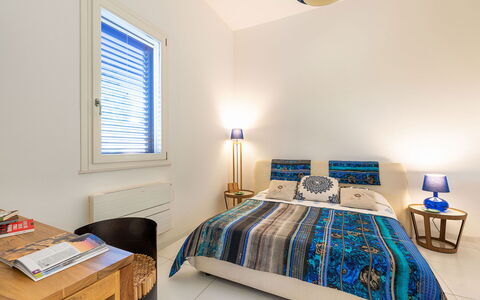 Villa Betty: Lit, Meubles, Design Intérieur, Chambre, Mur, Sol, Drap De Lit, Sol, Literie, Bois