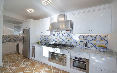 Villa Melissa: Bleu, Cuisine, Sol, Design Intérieur, Cuisinière, Sol, Principaux Appliance, Tuile, Comptoir, Appareil De Cuisine