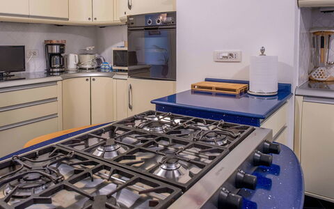 Villa Grazia: Appareil De Cuisine, Cuisine, Cuisinière, Principaux Appliance, Gaz Poele, Le Fourneau, Électroménager, Comptoir, Cooktop, Cabinetry
