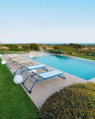 Villa Bel Prato: Bleu, Piscine, Recours, Mobilier De Jardin, Ombre, Jardin, Aménagement Paysager, Thermes, Eco Hôtel, Centre De Loisirs