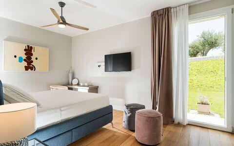 Green Hill: Meubles, Design Intérieur, Sol, Lit, Sol, Bois, Pièce, Plafond, Domicile, Chambre
