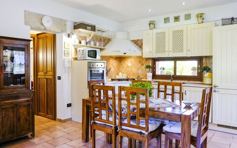 Villa Virna: Meubles, Design Intérieur, Sol, Bois, Cuisine, Plafond, Sol, Pièce, Table, Éclairage