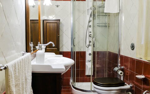 Villa Virna: Salle De Bains, Lavabo, Luminaire Plomberie, Design Intérieur, Évier, Sol, Sol, Robinet, Pièce, Plomberie