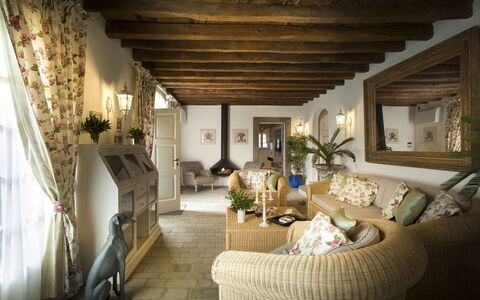Villa Chianti: Meubles, Design Intérieur, Mur, Canapé, Bois, Plafond, Table, Salon, Chaise, Éclairage