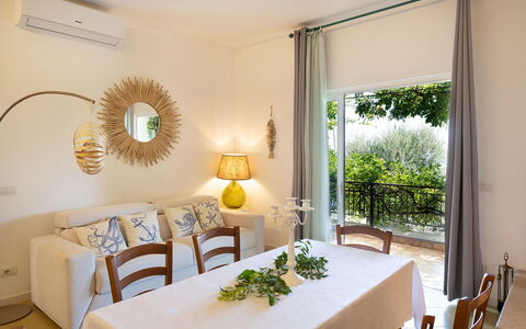 Villa Eva: Meubles, Design Intérieur, Table, Chaise, Salle À Manger, Bois, Sol, Table Cuisine Et Salle A Manger, Plafond, Sol