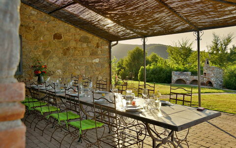 Villa Ghirlanda: Meubles, Table, Table Cuisine Et Salle A Manger, Chaise, Mobilier De Jardin, Tableau De Plein Air, Jardin, Eco Hôtel, Ombre, Arrière-Cour