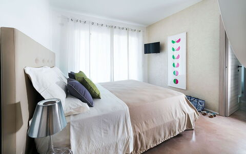 Villa Matilde: Meubles, Lit, Design Intérieur, Literie, Chambre, Mur, Sol, Drap De Lit, Sol, Pièce