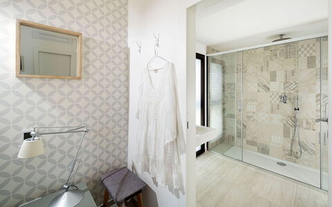 Thyme: Sol, Design Intérieur, Mur, Sol, Plafond, Tuile, Pièce, Salle De Bains, Luminaire, Luminaire Plomberie