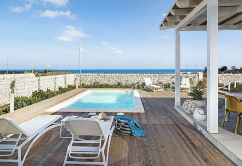 Thyme: Recours, Mobilier De Jardin, Piscine, Eco Hôtel, Mer, Chaise, Ombre, Balancelle, Villa, Parapluie