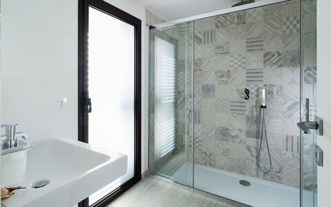 Rosemary: Salle De Bains, Luminaire Plomberie, Design Intérieur, Sol, Sol, Douche, Robinet, Plomberie, Tete De Douche, Tuile