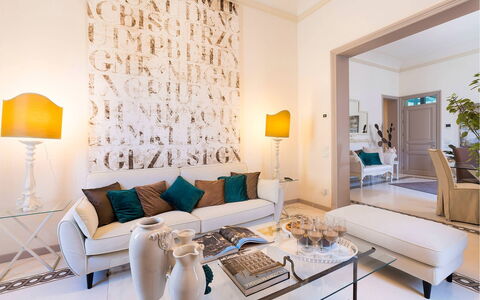 Dimora Simona: Meubles, Design Intérieur, Mur, Canapé, Sol, Salon, Sol, Pièce, Plafond, Table