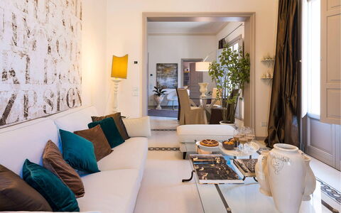 Dimora Simona: Meubles, Design Intérieur, Canapé, Mur, Sol, Salon, Pièce, Table, Sol, Plafond