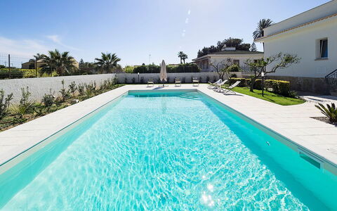 Villa Emma: Bleu, Piscine, Recours, Composite, Eco Hôtel, Caractéristique De L'Eau, Hôtel, Tuile, Aménagement Paysager