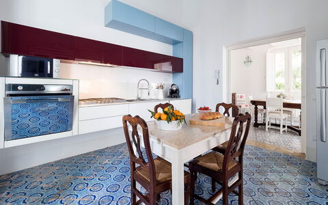 The Flower Garden: Sol, Design Intérieur, Cuisine, Comptoir, Sol, Meubles, Appareil De Cuisine, Cabinetry, Principaux Appliance, Éclairage