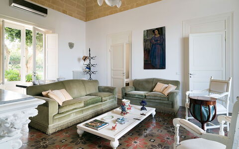 The Flower Garden: Meubles, Design Intérieur, Sol, Mur, Sol, Bois, Canapé, Pièce, Salon, Table