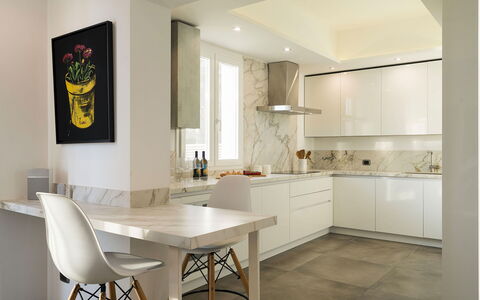 Sea Art Villa: Meubles, Design Intérieur, Sol, Comptoir, Mur, Sol, Cuisine, Bois, Luminaire, Plafond