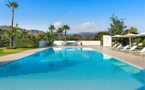 Villa Inga: Bleu, Piscine, Recours, Mobilier De Jardin, Eco Hôtel, Ombre, Loisir, Balancelle, Chaise