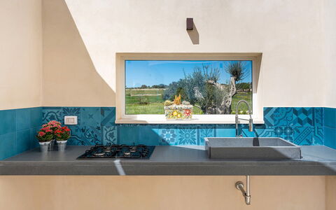 Villa Bruna: Bleu, Mur, Cuisine, Comptoir, Tuile, Peindre, Béton, Matériau Naturel, Plante D'Appartement, Tache De Bois