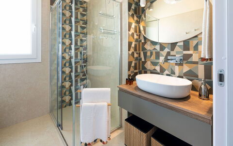 Villa Bruna: Design Intérieur, Sol, Salle De Bains, Luminaire Plomberie, Sol, Éclairage, Meubles, Tuile, Plomberie, Domicile