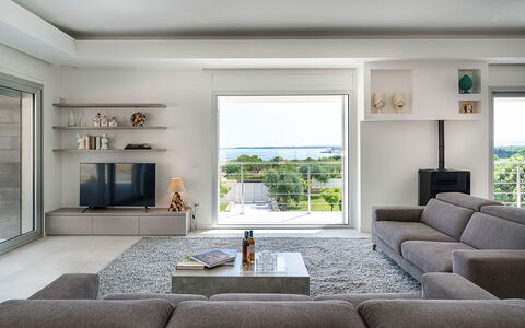 Villa Silvia: Meubles, Design Intérieur, Canapé, Sol, Salon, Plafond, Sol, Pièce, Appartement, Télévision
