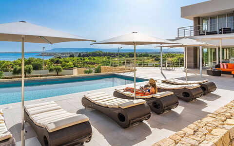 Villa Silvia: Piscine, Mobilier De Jardin, Recours, Balancelle, Chaise, Ombre, Parapluie, Eco Hôtel, Villa, Patio