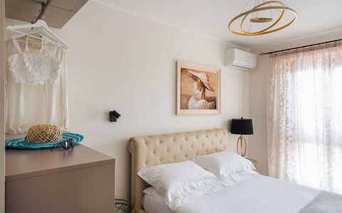 Villa Carousel: Meubles, Lit, Design Intérieur, Chambre, Mur, Pièce, Literie, Sol, Bois, Drap De Lit
