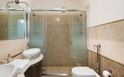 Villa Carousel: Salle De Bains, Lavabo, Luminaire Plomberie, Design Intérieur, Évier, Sol, Mur, Sol, Toilette, Robinet