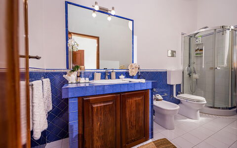 Casa Maurus: Bleu, Luminaire Plomberie, Sol, Design Intérieur, Lavabo, Salle De Bains, Évier, Sol, Robinet, Plomberie