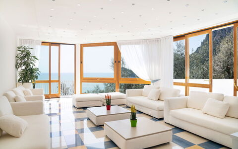 Relais Nike: Meubles, Design Intérieur, Sol, Sol, Canapé, Salon, Bois, Plafond, Pièce, Table