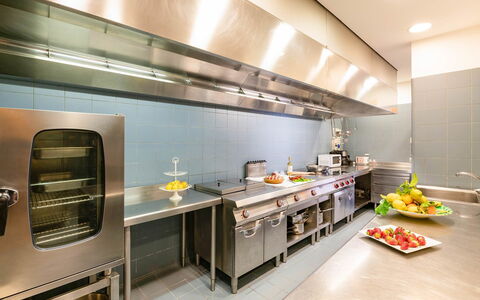 Relais Nike: Cuisine, Appareil De Cuisine, Comptoir, Principaux Appliance, Éclairage, Cuisinière, Aliments, Le Fourneau, Plafond