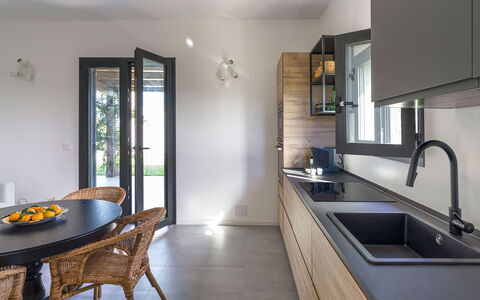 Villa Arcobaleno: Meubles, Design Intérieur, Comptoir, Sol, Cuisine, Bois, Domicile, Cabinetry, Éclairage, Sol