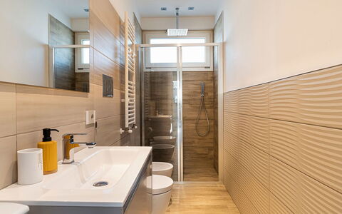 Villa Montallegro: Sol, Design Intérieur, Salle De Bains, Luminaire Plomberie, Sol, Mur, Bois, Armoire De Toilette, Lavabo, Évier