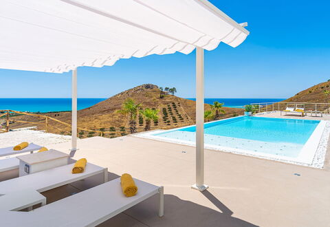 Villa Montallegro: Meubles, Piscine, Recours, Chaise, Eco Hôtel, Ombre, Mobilier De Jardin, Structure En Plein Air, Villa, Hôtel