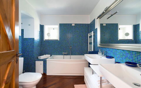 Villa Carosone: Bleu, Salle De Bains, Luminaire Plomberie, Sol, Design Intérieur, Sol, Évier, Baignoire, Robinet, Lavabo