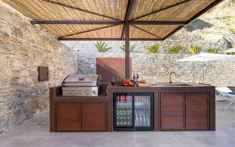 Villa Zafferano: Bois, Cuisine, Tache De Bois, Comptoir, Appareil De Cuisine, Dur, Pot De Fleur, Plante D'Appartement, Patio, Principaux Appliance