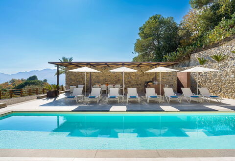 Villa Zafferano: Piscine, Mobilier De Jardin, Recours, Eco Hôtel, Parapluie, Balancelle, Chaise, Ombre, Loisir, Hôtel